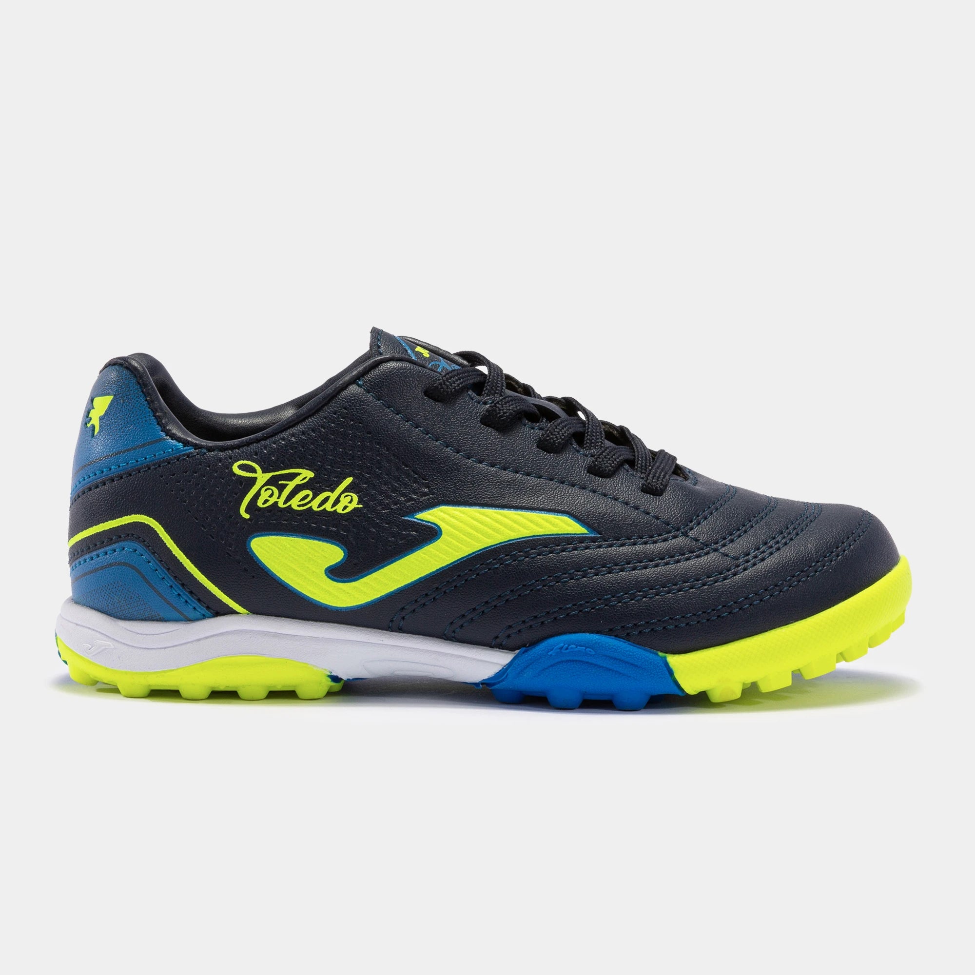 A Joma Toledo Jr kids/youth turf soccer shoe with natural foot movement is guaranteed: FLEXO lines provide unparalleled flexibility.