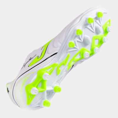 Joma Aguila 2502 Sole made of synthetic fiber, adapted to this type of terrain improving movement technique on non-abrasive firm surfaces.